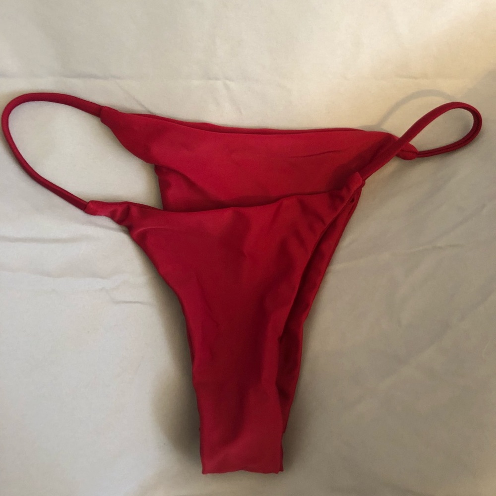 High- leg bikini bottoms